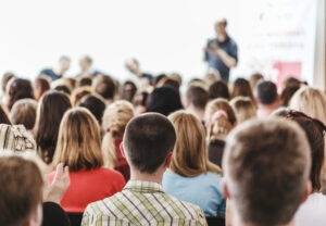 Hypnose pour la Glossophobie : Libérez votre Parole en Public