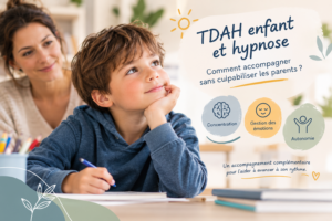 Enfant travaillant à son bureau avec sa mère en arrière-plan, illustration sur le TDAH et l’hypnose